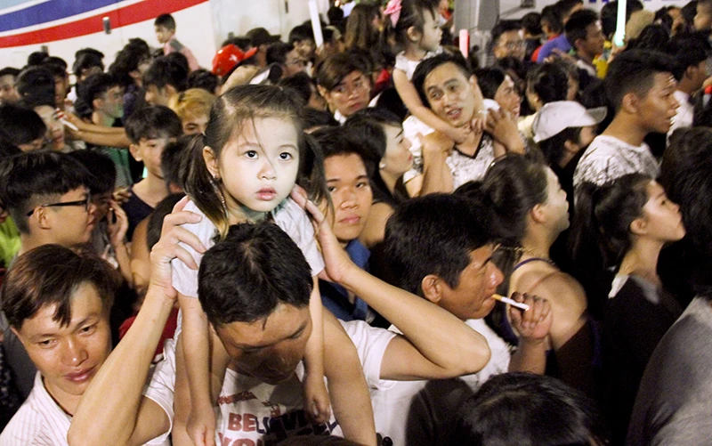 “Bố ơi! Mình đi xem pháo hoa nhé!“ ảnh 11 “Bố ơi! Mình đi xem pháo hoa nhé!“ ảnh 11
